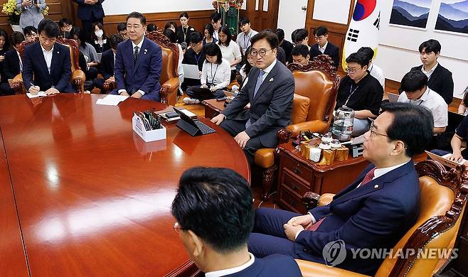 국회의장과 회동하는 여야 원내대표단 (서울=연합뉴스) 김주형 기자 = 우원식 국회의장과 여야 원내대표들이 24일 국회에서 추가경정예산안 처리를 위한 본회의 개최 일정과 상임위원장 재배분 문제 등을 논의하기 위해 회동하고 있다.
    왼쪽부터 시계방향으로 문진석 원내수석부대표, 김병기 당 대표 직무대행 겸 원내대표, 우원식 국회의장, 국민의힘 송언석 원내대표. 2025.6.24 [공동취재] kjhpress@yna.co.kr