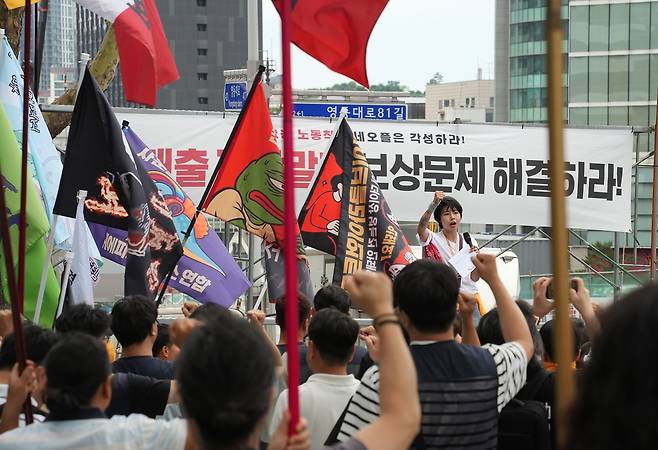 구호 외치는 넥슨 네오플 노조     (서울=연합뉴스) 김주환 기자 = 24일 서울 강남구 네오플 서울지사 사옥 앞에서 민주노총 화학섬유식품노조 넥슨지회 네오플분회 관계자들이 집회를 열고 있다.
    네오플분회는 이날 서울지사, 25일 제주 본사에서 각각 집중 결의대회를 열고 다음날부터 3일간 전면 파업에 돌입한다고 이날 밝혔다. 2025.6.24 jujuk@yna.co.kr