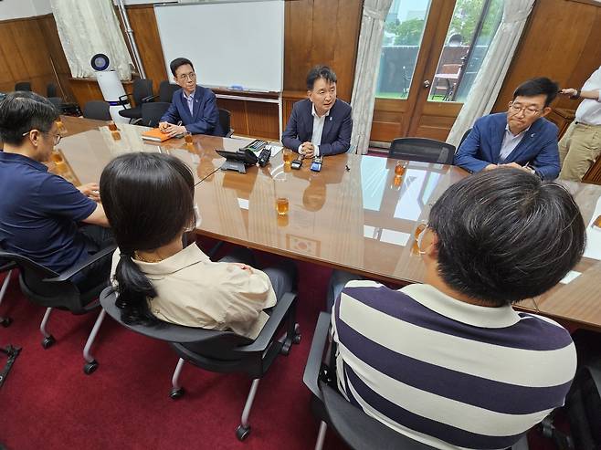 오송참사 유가족협의회 만난 김영환 충북도지사 [촬영 천경환 기자]