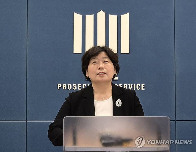 내란특검, 윤석열 체포영장 전격 청구 (서울=연합뉴스) 김철선 기자 = '12·3 비상계엄 사건'을 수사하는 조은석 내란 특검팀의 박지영 특검보가 24일 서울 서초구 서울고등검찰청 기자실에서 윤석열 전 대통령에 대해 특수공무집행방해 혐의 등으로 체포영장을 전격 청구했다는 내용을 브리핑하고 있다. 2025.6.24 kcs@yna.co.kr