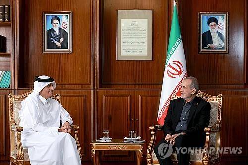카타르 총리 겸 외무장관과 이란 대통령 (테헤란 EPA=연합뉴스) 2025년 5월 18일 이란 테헤란에서 카타르 총리 겸 외무장관인 셰이크 무함마드 빈 압둘라흐만 알사니(왼쪽)가 마수드 페제시키안(오른쪽) 이란 대통령과 회담하고 있다. [이란 대통령실 배포 사진을 EPA가 배포. 보도 목적으로만 사용 가능. DB 및 재판매 금지] 2025.6.24.