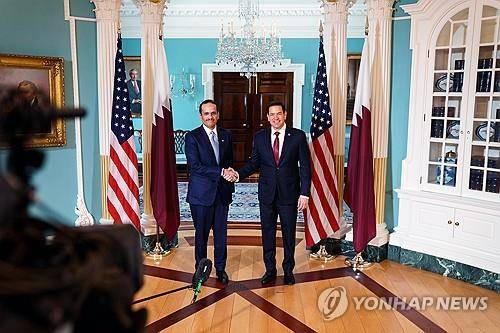 카타르 총리 겸 외무장관과 미국 국무장관  (워싱턴DC EPA=연합뉴스) 2025년 4월 22일 미국 워싱턴DC의 국무부 청사에서 카타르 총리 겸 외무장관인 셰이크 무함마드 빈 압둘라흐만 알사니(왼쪽)가 마코 루비오(오른쪽) 미국 국무장관과 악수하고 있다. (EPA/WILL OLIVER) 2025.6.24.