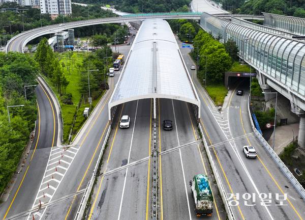 지난 2020년 화재사고로 전소된 수원시 하동IC 방음터널이 지자체 간 갈등과 소송 등의 영향으로 지연된 끝에 5년 만에 완전 복구됐다. 사진은 24일 오전 차량 통행이 원활해진 하동IC 방음터널 모습. 2025.6.24 /이지훈기자 jhlee@kyeongin.com