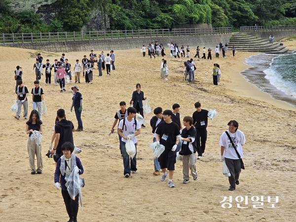 신한대 대마도 역사 비전기행에 참가 중인 학생들이 25일 일본 대마도 카츠미 해변에서 해양봉사 활동의 일환으로 해변 쓰레기를 치우고 있다. 이곳 해변에 떠밀려 오는 해양 쓰레기의 40%는 한국발 쓰레기라고 한다. 2025.6.25 대마도/최재훈기자 cjh@kyeongin.com