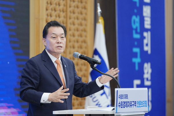 25일 오전 수원시청 중회의실에서 이재준 수원시장이 ‘수원 경제자유구역’ 관련 브리핑을 하고 있다. /수원시 제공