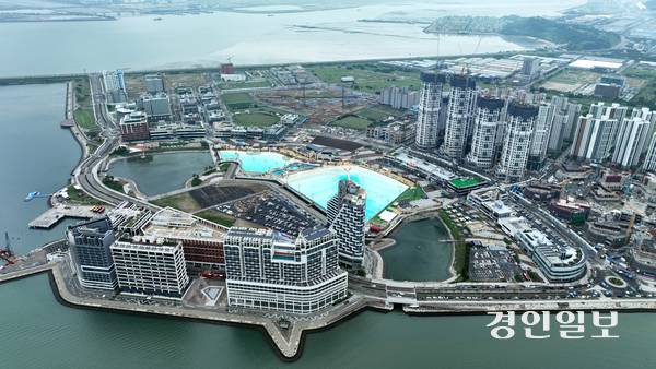 시흥시가 1조원 이상 투입되는 복합 해양레저관광도시 유치에 뛰어들면서 상가 공실률이 87%에 육박한 거북섬이 공모 선정을 통해 실패의 오명을 벗을 수 있을지  이목이 집중되고 있다. 사진은 25일 시흥시 거북섬 웨이브파크. 2025.6.25 /최은성기자 ces7198@kyeongin.com