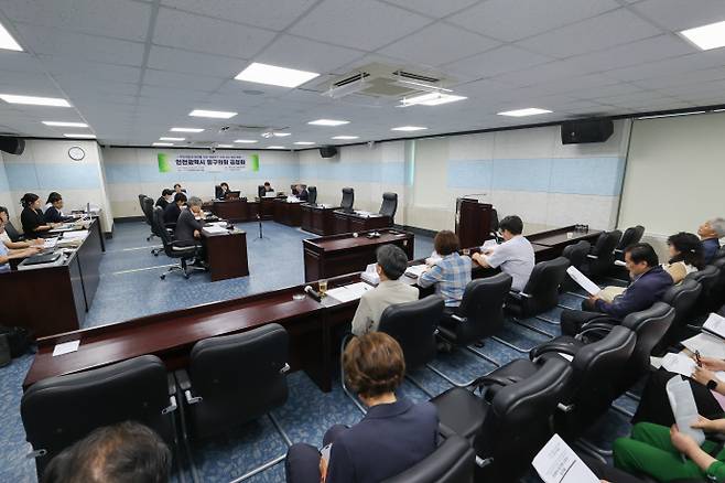 인천 동구의회 기획총무위원회가 25일 의회 회의실에서 '주민대표성 강화를 위한 제물포구 의원 정수 확대' 관련 공청회를 열었다. 사진=동구의회