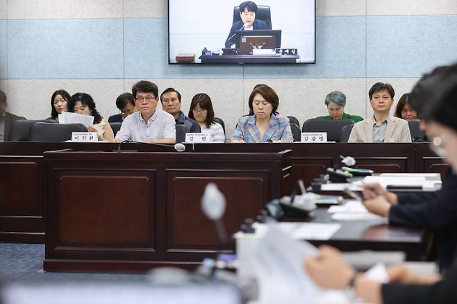 인천 동구의회 기획총무위원회가 25일 의회 회의실에서 '주민대표성 강화를 위한 제물포구 의원 정수 확대' 관련 공청회를 열었다. 사진=동구의회