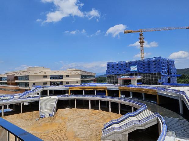 올 11월 준공을 앞둔 ‘연구 1동’(왼쪽)과 건축 중인 ‘도서관·학생회관’(오른쪽).