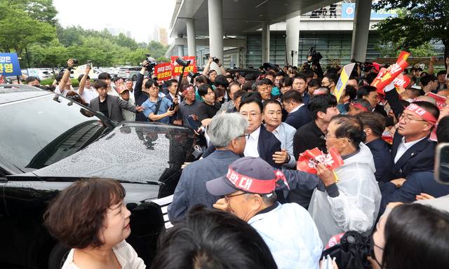 25일 김관영 전북도지사가 탄 차량이 완주군 통합반대대책위원회 주민들에게 막혀 나아가지 못하고 있다./조현욱 기자