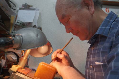 ◇신재진(81) 대표가 도장에 한자를 새기는 모습