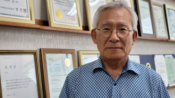 페인트 50년 외길을 걸어온 성호진 주영산업㈜ 대표가 '향수 연구가'로 인생 2막을 연다. 사진은 특허증 인증서 표창 수상 등 각종 증명서를 배경으로 기념촬영을 하고 있는 성 대표 모습.