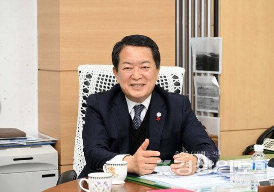 ▲ 취임 3주년을 맞은 서동욱 울산 남구청장이 최근 본보와의 인터뷰에서 지난 3년간의 소회와 앞으로의 1년에 대한 계획을 설명하고 있다. 울산 남구청 제공
