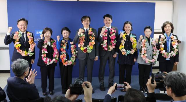 조국 전 조국혁신당 대표가 2024년 4월 제22대 총선에서 당선된 조국혁신당 당선인들과 기념촬영하는 모습. 연합뉴스