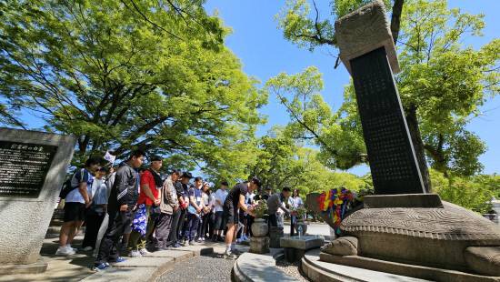 히로시마에 원자폭탄이 떨어졌던 1945년 8월 6일 당시 히로시마에는 일본에 의해 강제연행된 한국인 14만명이 살고 있었어요. 이 중 3만명이 안타까운 죽음을 맞아야 했죠. 저희들은 그 희생을 기리는 위령비를 찾아 헌화했습니다.