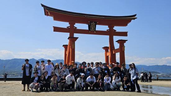 이츠쿠시마 신사는 물 위에 토리이(신사 입구에 세우는 기둥문)가 떠 있는 듯한 신비로운 풍경을 자랑하는 일본 3대 절경 중 하나입니다. 사람 크기가 저 정도이니 기둥문이 얼마나 큰지 가늠이 되지죠?