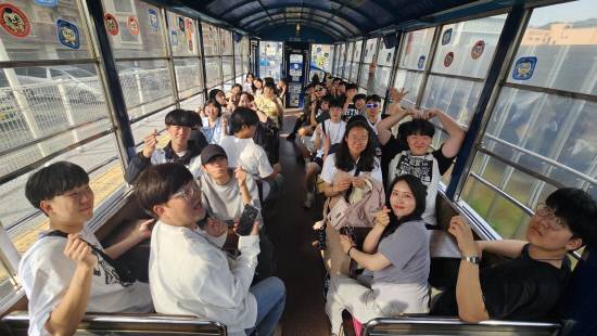 일본 다이쇼 시대(1912~1926년)의 로망이 넘치는 레트로한 석조건물이 늘어선 모지코 레트로 지구. 이 곳을 방문한 저희는 이 지역의 명물, '시오카제'라는 이름의 레트로 미니 관광 열차를 타고 해안가를 10여 분간 달렸습니다.