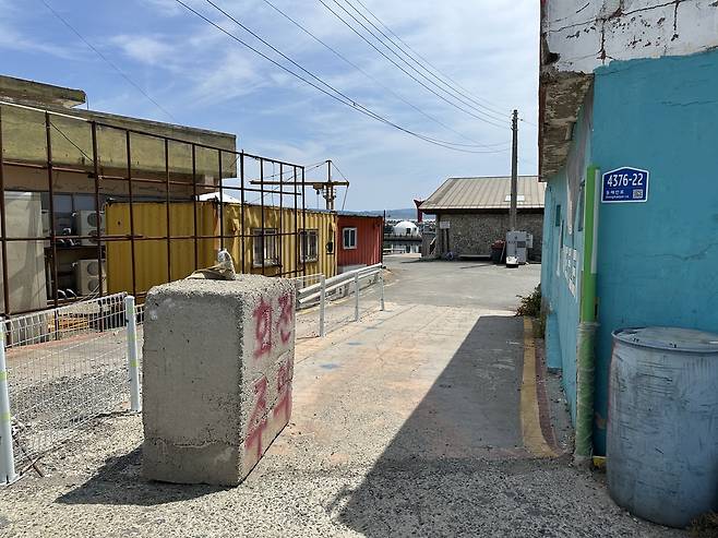 장길리 낚시공원 진입로에 ‘회전 주의’라고 적인 콘크리트 구조물이 놓여있다. /단정민기자