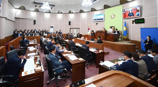 거제시의회는 2일부터 30일까지 제255회 제1차 정례회를 연다. 사진은 첫 날 본회의 모습. 부산일보DB