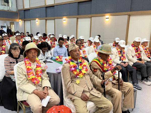 22일 포항 양포교회에서 예배를 드리고 있는 에티오피아 참전용사 뜰라운 테세마와 벨라체우 아메네쉐(맨앞줄 왼쪽). 뒷쪽은 포항지회 6·25 참전용사, 참전학도의용군회, 월남전 참전용사들.