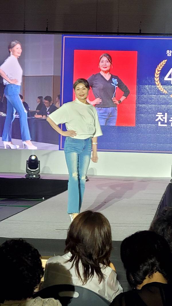 2025 전국 미즈·시니어 모델대회에 참가한 참가자가 런웨이에서 자태를 뽐내고 있다. 이봉한기자