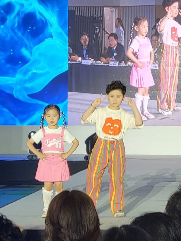 '2025 전국 미즈·시니어 모델대회'에서아동들이 자태를 뽐내고 있다. 이봉한기자