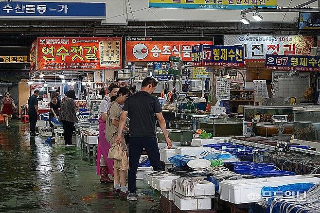 광주 서구 매월동 광주서부농수산물도매시장 수산물동에서 시민들이 구매할 생선을 살펴보고 있다. 무등일보 DB