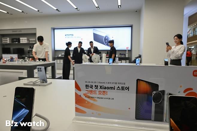 샤오미코리아가 25일 오전 서울 여의도 IFC몰 여의도점에 첫 공식 오프라인 매장 '샤오미 스토어'를 프리오픈하고 있다./사진=이명근 기자 qwe123@