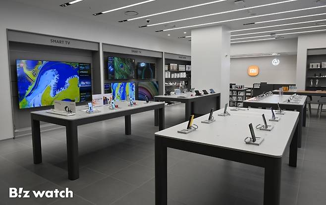 샤오미코리아가 25일 오전 서울 여의도 IFC몰 여의도점에 첫 공식 오프라인 매장 '샤오미 스토어'를 프리오픈하고 있다./사진=이명근 기자 qwe123@