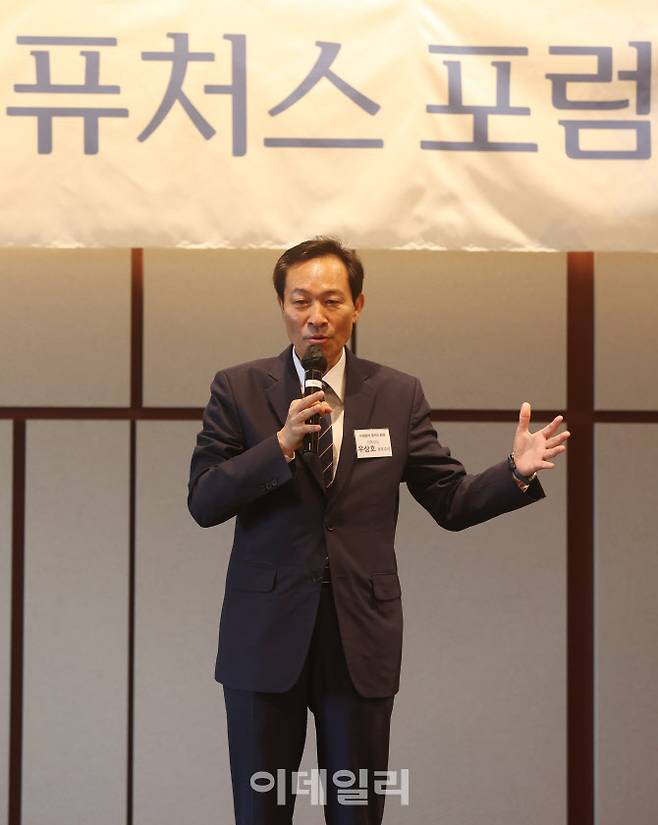 [이데일리 이영훈 기자] 우상호 대통령비서실 정무수석이 24일 오후 서울 용산구 그랜드하얏트서울에서 열린 ‘이데일리 퓨처스포럼’에서 ‘이재명 정부의 정치와 정책 방향’에 대해 발표를 하고 있다.