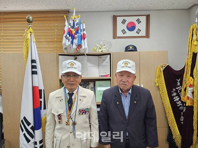 홍의준(91·오른쪽) 6·25 참전유공자회 종로구지회장과 허영(90·왼쪽) 6·25 참전유공자회 종로구지회 부회장이 24일 이데일리와 인터뷰를 진행하던 중 기념사진을 촬영하고 있다. (사진=김형환 기자)