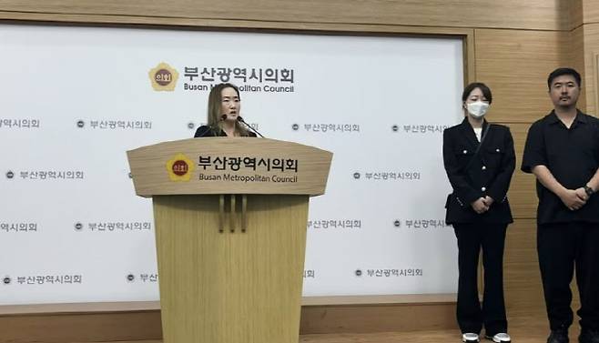 부산 한 예고 학부모회와 학원 강사들이 24일 부산시의회에서 기자회견을 열고 해당 학교 학생 3명이 숨진 것에 대해  단순 학업 스트레스가 아닌 학교 운용에 대한 문제를 제기했다. (사진=뉴스1)