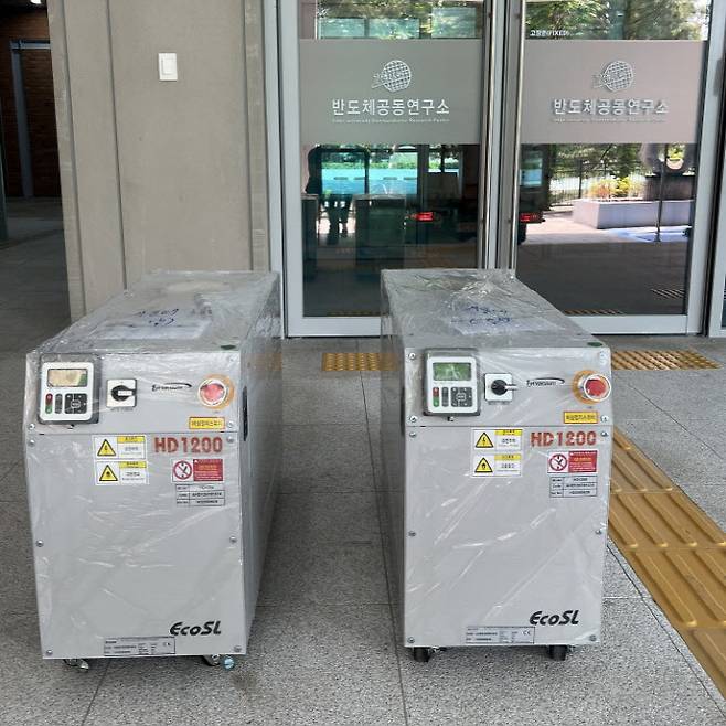 울대학교 반도체공동연구소가 엘오티베큠(LOT Vacuum)으로부터 기증받은 고진공 스크루 펌프 ‘HD1200’