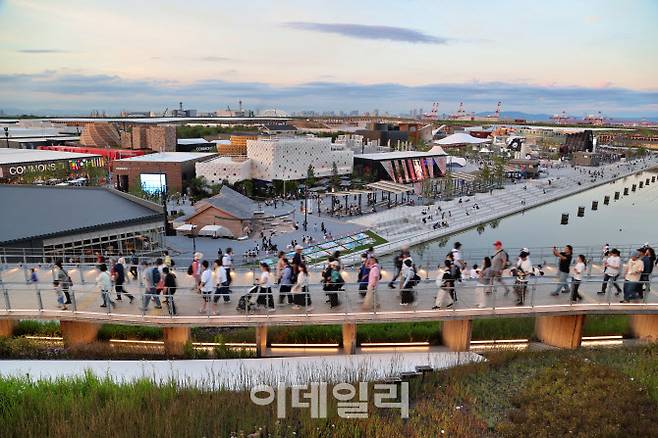 해질 무렵 오야네 링(그랜드 링)에서 바라본 2025 오사카 간사이 엑스포