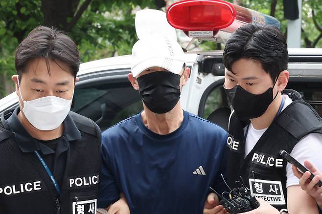 서울 지하철 5호선 열차 안에 불을 지른 60대 남성이 지난 2일 영장실질심사를 위해 서울남부지법에 출석하고 있다 (사진=연합뉴스)