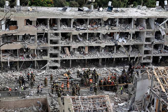 22일(현지시간) 이스라엘 텔아비브의 라마트 아비브 지역 주거 지역을 타격한 이란의 공격 현장에서 이스라엘 보안 부대와 긴급 구조대가 모여 있다.(사진=AFP)