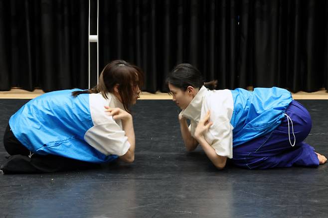 제28회 크리틱스초이스댄스페스티벌 제작발표회가 열린 25일 서울 종로구 대학로예술극장에서 이해니 안무가의 작품 ‘꼬끼-오’ 시연을 하고 있다. (사진=뉴시스)