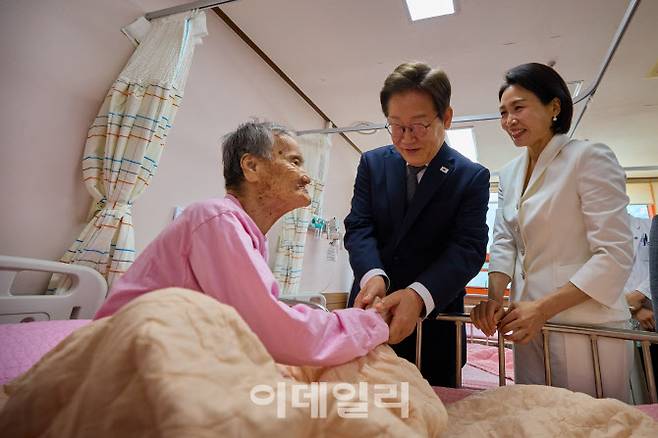 이재명 대통령이 25일 전남 고흥군 국립소록도병원을 찾아 한센인들과 인사를 나누고 있다.(사진=대통령실 제공)