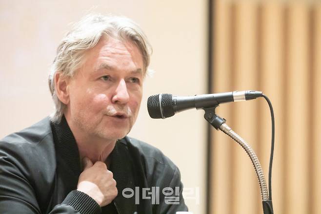 뉴욕필하모닉오케스트라 내한공연 기자간담회가 25일 서울 서초구 서울문화예술교육센터 서초에서 열렸다. 지휘자 에사페카 살로넨이 기자들 질문에 답하고 있다.. (사진=마스트미디어)