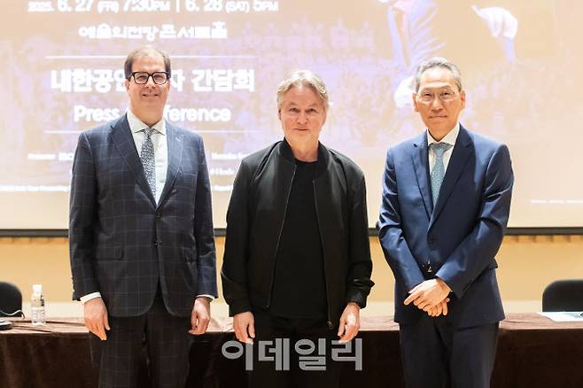 뉴욕필하모닉오케스트라 내한공연 기자간담회가 25일 서울 서초구 서울문화예술교육센터 서초에서 열렸다. 왼쪽부터 마티아스 타르노폴스키 뉴욕필 CEO, 에사페카 살로넨, 김용관 마스트미디어 대표. (사진=마스트미디어)