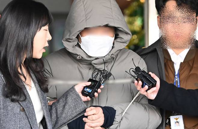 수원 전세사기 의혹 사건 피의자 정모씨가 8일 경기도 수원남부경찰서에서 검찰로 송치되고 있다. 경찰은 사기혐의로 구속한 정모 씨 부부와 불구속 입건 상태인 아들 정씨를 수원지검에 송치했다.(사진=뉴시스)