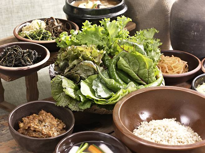 통곡물 등의 탄수화물과 녹색 잎채소는 우울증 증상을 완화하는 데 도움이 되는 식품으로 꼽힌다. [사진=게티이미지뱅크]