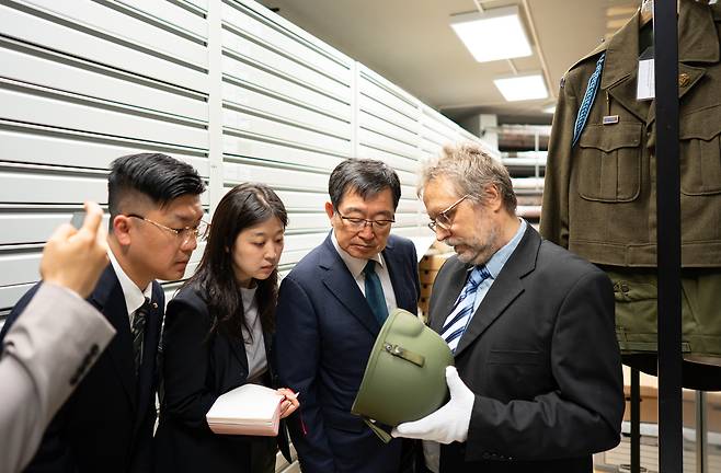 백승주 전쟁기념사업회장이 라트비아 전쟁박물관에서 6·25전쟁 관련 자료 설명을 듣고 있다.(전쟁기념사업회 제공)