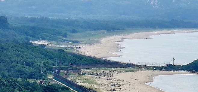 금강산전망대에서 바라본 동해선 남북 연결도로 일대. 2025.6.24/뉴스1 ⓒ News1 허고운 기자