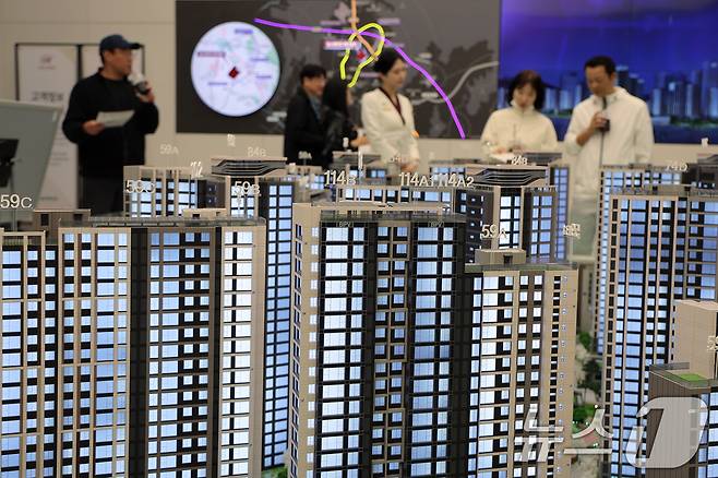 서울 은평구 대조동 힐스테이트 메디알레 견본주택을 찾은 시민들이 단지배치 모형을 살펴보고 있다. /뉴스1 ⓒ News1 박정호 기자