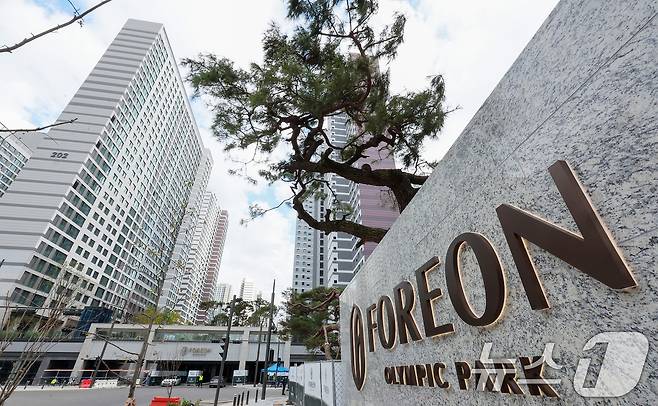 사진은 이날 오후 1만2천32가구의 서울 강동구 올림픽파크포레온 아파트 단지 모습. 2024.10.28/뉴스1 ⓒ News1 김성진 기자