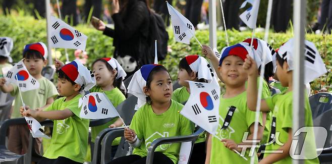 25일 부산 남구 유엔기념공원에서 열린 제75주년 6·25전쟁 참전 유엔전몰용사 추모제에서 어린이들이 태극기를 흔들고 있다. 2025.6.25/뉴스1 ⓒ News1 윤일지 기자