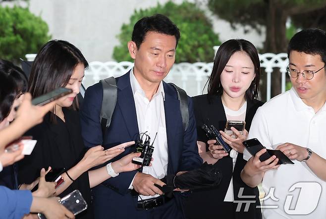 윤석열 전 대통령의 부인 김건희 여사 의혹 관련 사건 수사를 맡은 민중기 특별검사팀의 박상진 특검보가 25일 오전 서울 서초구 사무실로 출근하고 있다. 2025.6.25/뉴스1 ⓒ News1 장수영 기자