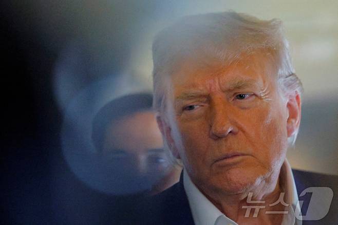 도널드 트럼프 미국 대통령이 24일(현지시간) 네덜란드 헤이그에서 열린 나토 정상회의로 향하는 에어포스원 기내에서 기자들의 질문에 답하고 있다. 트럼프 대통령은 지난 21일(미국 동부 기준) 감행한 이란 핵시설 폭격에 대해 "달도 없고, 빛도 없는 밤에 완벽한 타격을 가했다＂라고 말했다. 2025.06.24 ⓒ 로이터=뉴스1 ⓒ News1 류정민 특파원