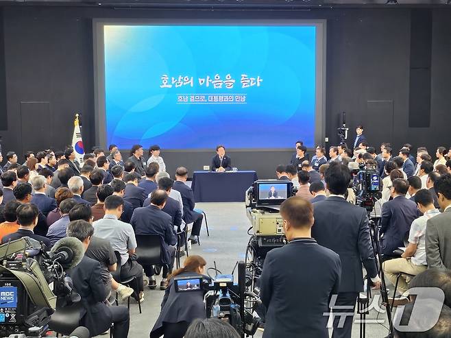 이재명 대통령이 25일 광주 동구 국립아시아문화전당(ACC)에서 '호남의 마음을 듣다' 타운홀 미팅을 개최하고 있다. 2025.6.25/뉴스1 ⓒ News1 이수민 기자
